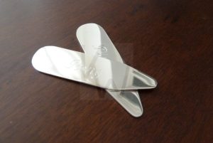 Par de ballenas para cuello de camisa realizadas artesanalmente en Plata de Ley 925 con un acabado pulido de alto brillo; cada pieza presenta un grabado personalizable sobre su superficie de 35mm x 15mm, dimensiones que pueden adaptarse a medida para asegurar un ajuste impecable y un toque de elegancia discreta.