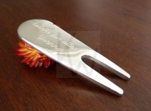 Arreglapique artesanal realizado en Plata de Ley 925 maciza con una terminación pulida de alto brillo; la pieza presenta un diseño robusto y elegante que permite la personalización mediante el grabado de un nombre, mensaje o texto especial. El modelo destaca por su acabado impecable y su capacidad para integrar un toque personal en el equipamiento deportivo de alta gama.