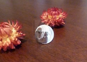 Marcador de pelotas de golf artesanal en Plata de Ley 925 con un acabado pulido espejo de alto brillo; el diseño destaca por su superficie limpia y elegante grabada con iniciales personalizadas, ofreciendo un distintivo de identidad único y sofisticado para el jugador en el campo.