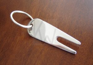 Llavero artesanal con función de arreglapiques realizado en plata masiva; la pieza presenta una terminación pulida de alto brillo que resalta la pureza de la Plata de Ley 925, combinando un diseño robusto y funcional con una estética elegante y minimalista.